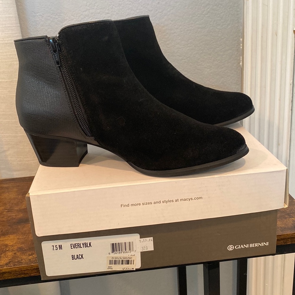 Giani Bernini black boots! Never worn in original box size 7 1/2!